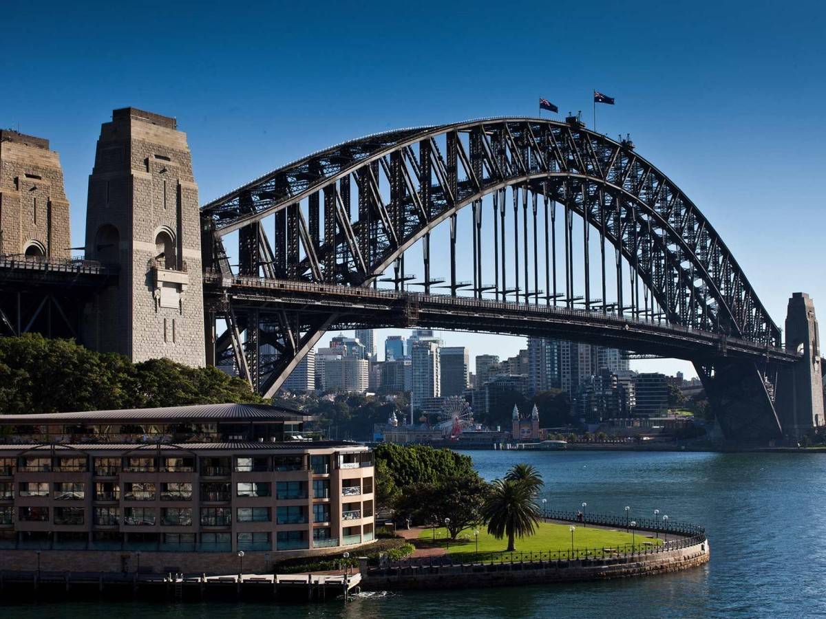 Sydney Harbour Bridge Climbing Tour: The magnificent steel dragon overlooks the beautiful scenery of the whole city!