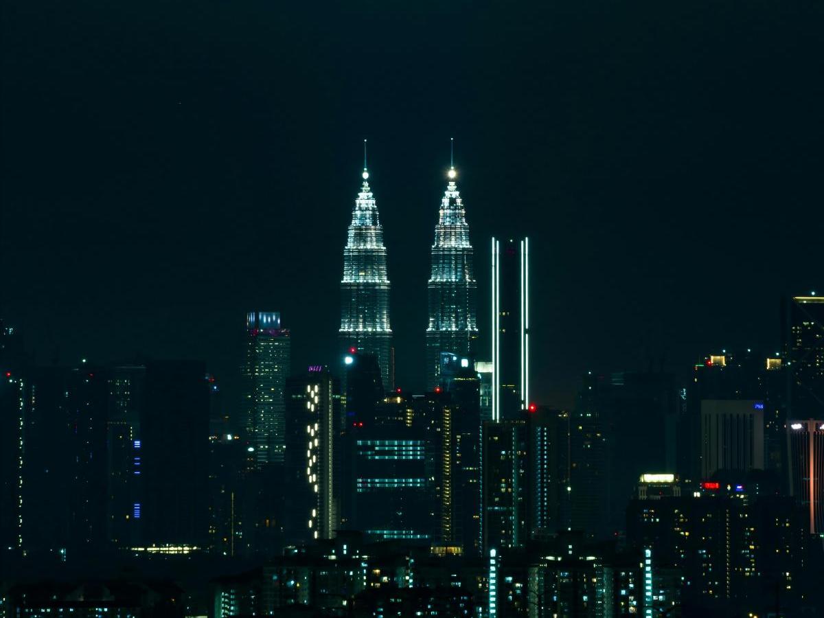 Petronas Twin Towers Adventure: A collision of sight and heartbeat!