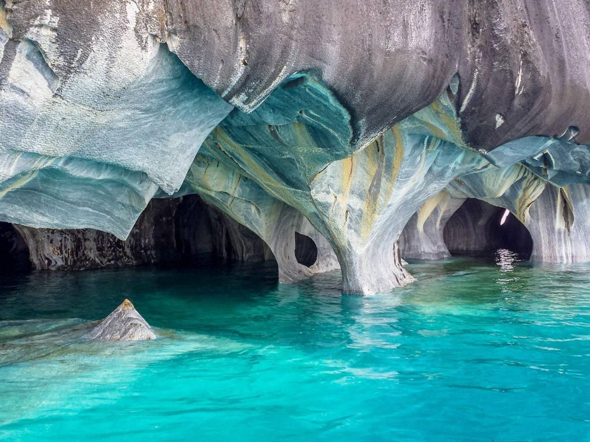A wonderland hidden under the cliff: Hoyo Azul Lagoon is waiting for you to explore the blue gem!