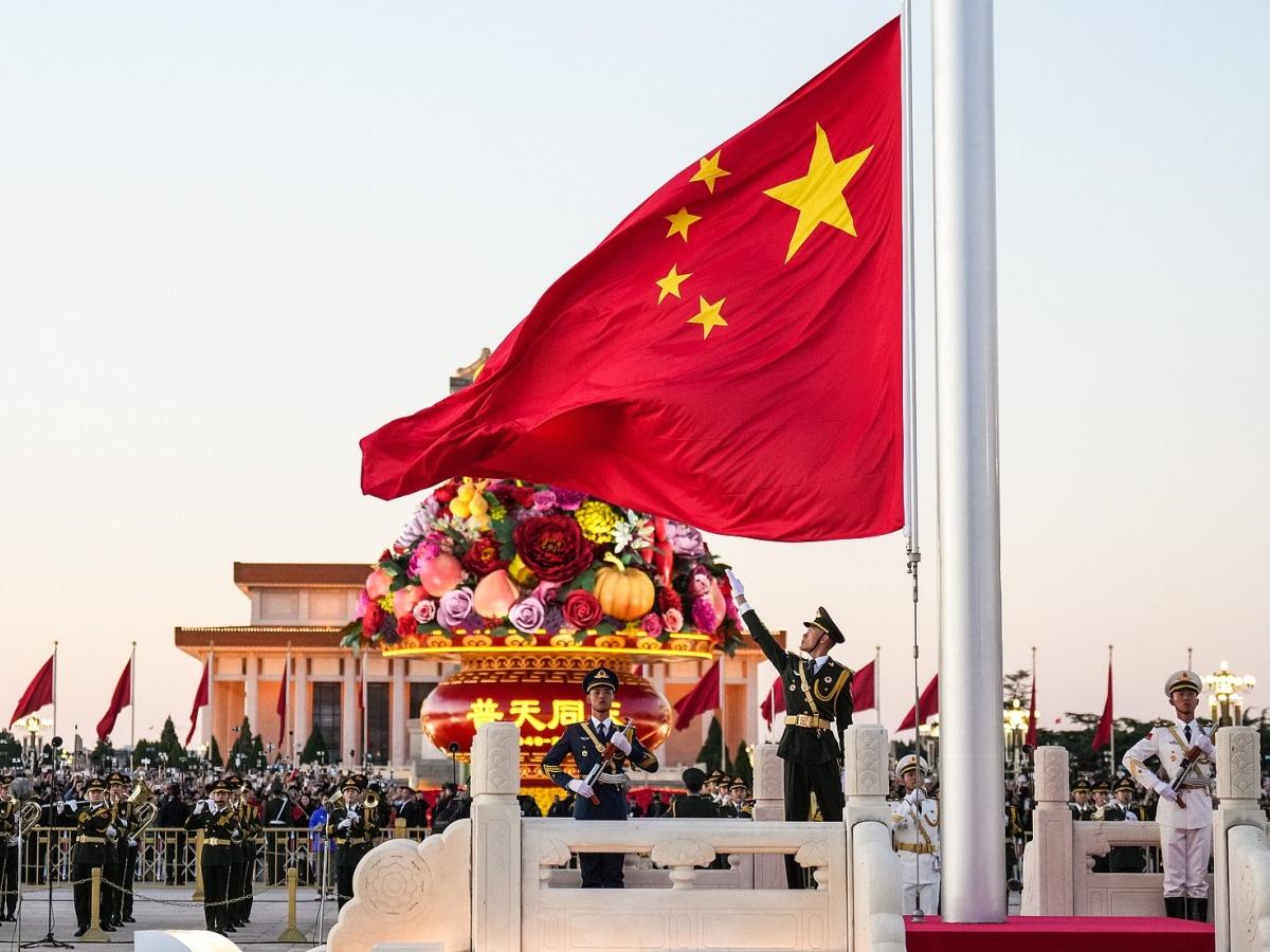 Morning Sunshine in Tiananmen Square: Wake Up Early to Experience the Solemn Flag Raising Ceremony