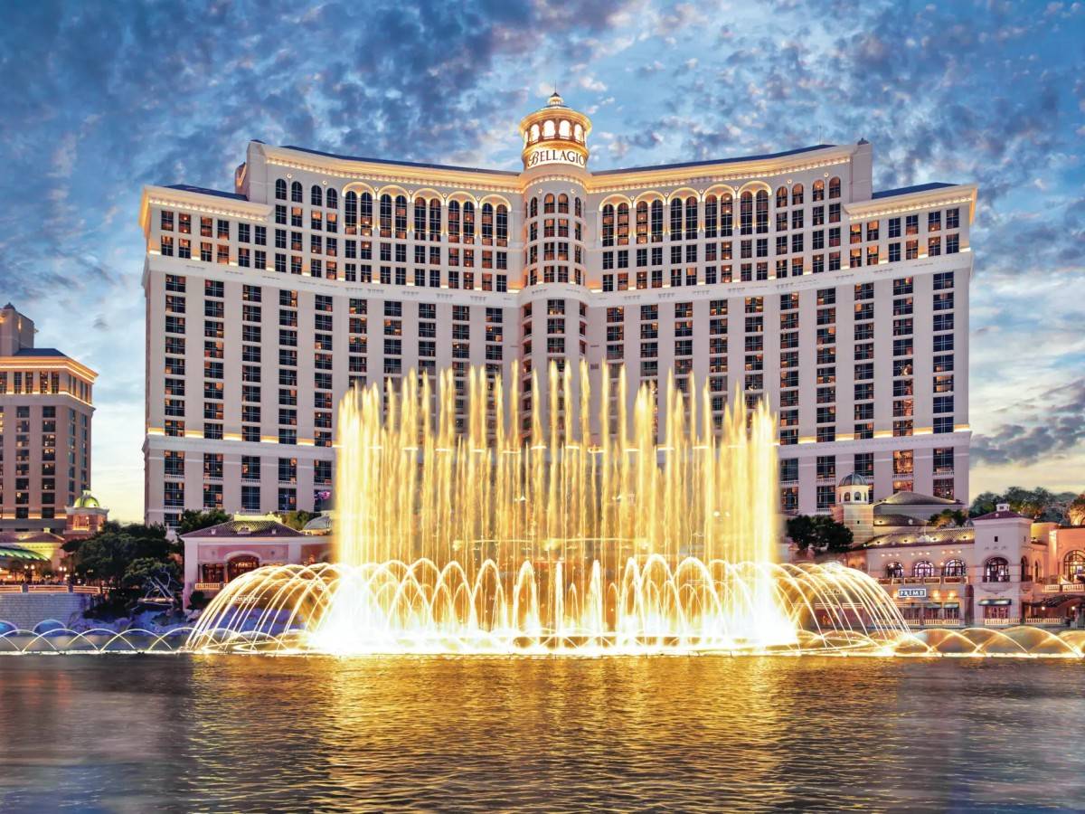 The seamless fusion of water and light in the night: Bellagio Fountains will make you intoxicated