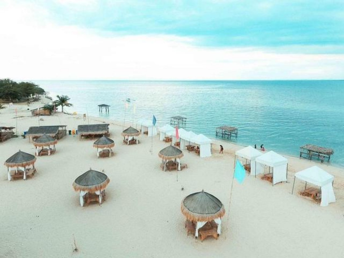 If you also yearn for the sea breeze in summer, then don't miss Bacolod Beach Park!
