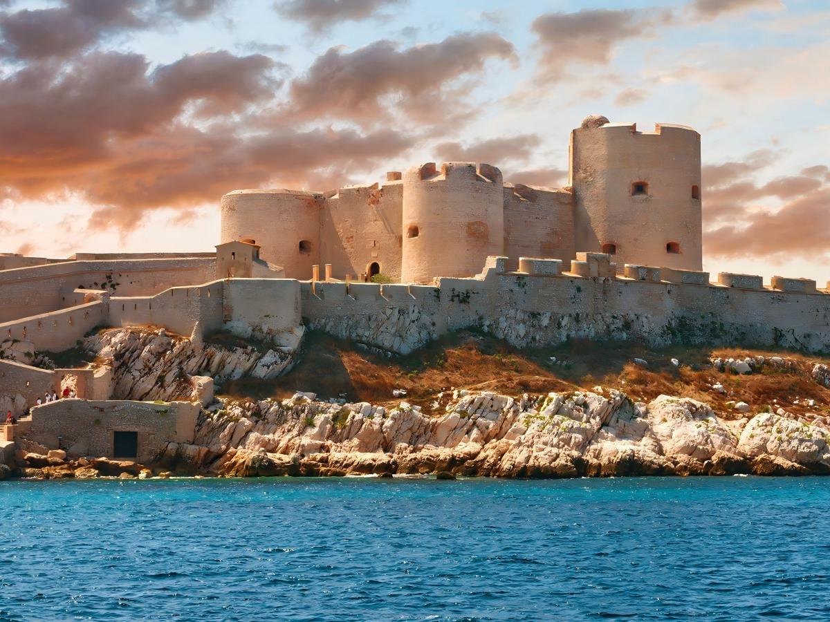 Sunset at Chateau de Marseille: Enjoy the perfect sunset over the castle