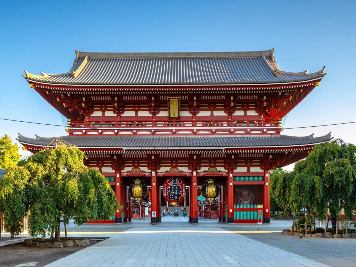 Touch Japanese history and feel the four seasons at Senso-ji Temple!