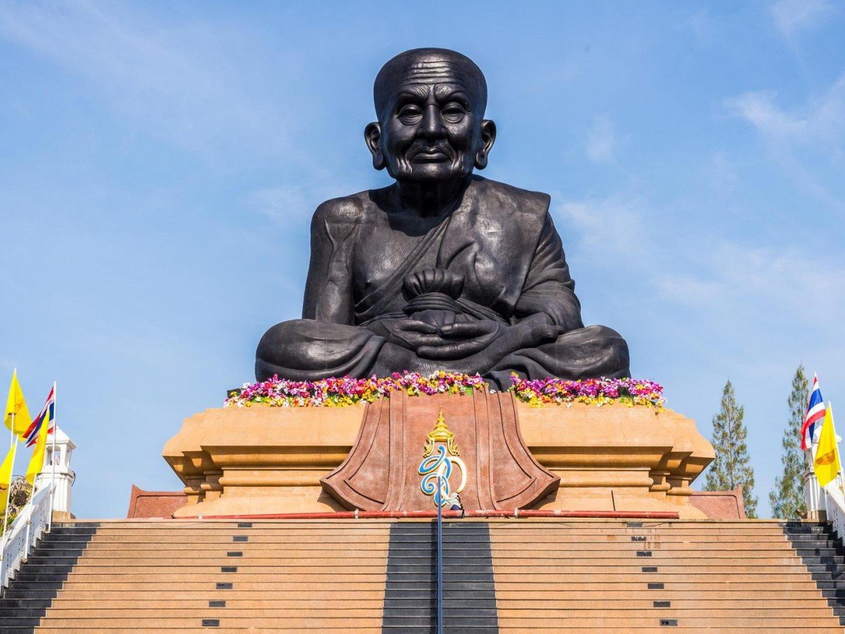A World's Best Free Entrance: How to Visit Wat Huay Mongkol Properly (with Precautions)