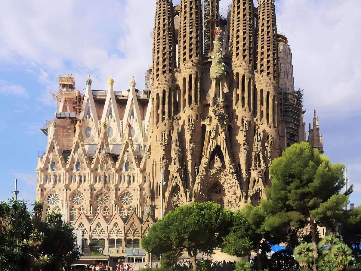 The Mystery of Sagrada Familia's Completion: Why Has It Taken 100 Years and Still Not Been Built?