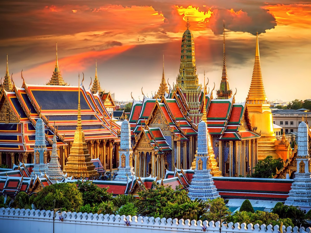 Guide to the Emerald Buddha Temple: Best Visiting Time, Ticket Information and Precautions