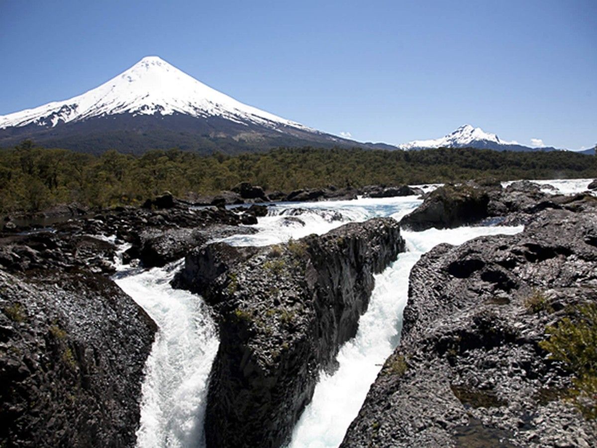 Guide to footbath in active volcanoes: In Osorno, ice and fire can really coexist