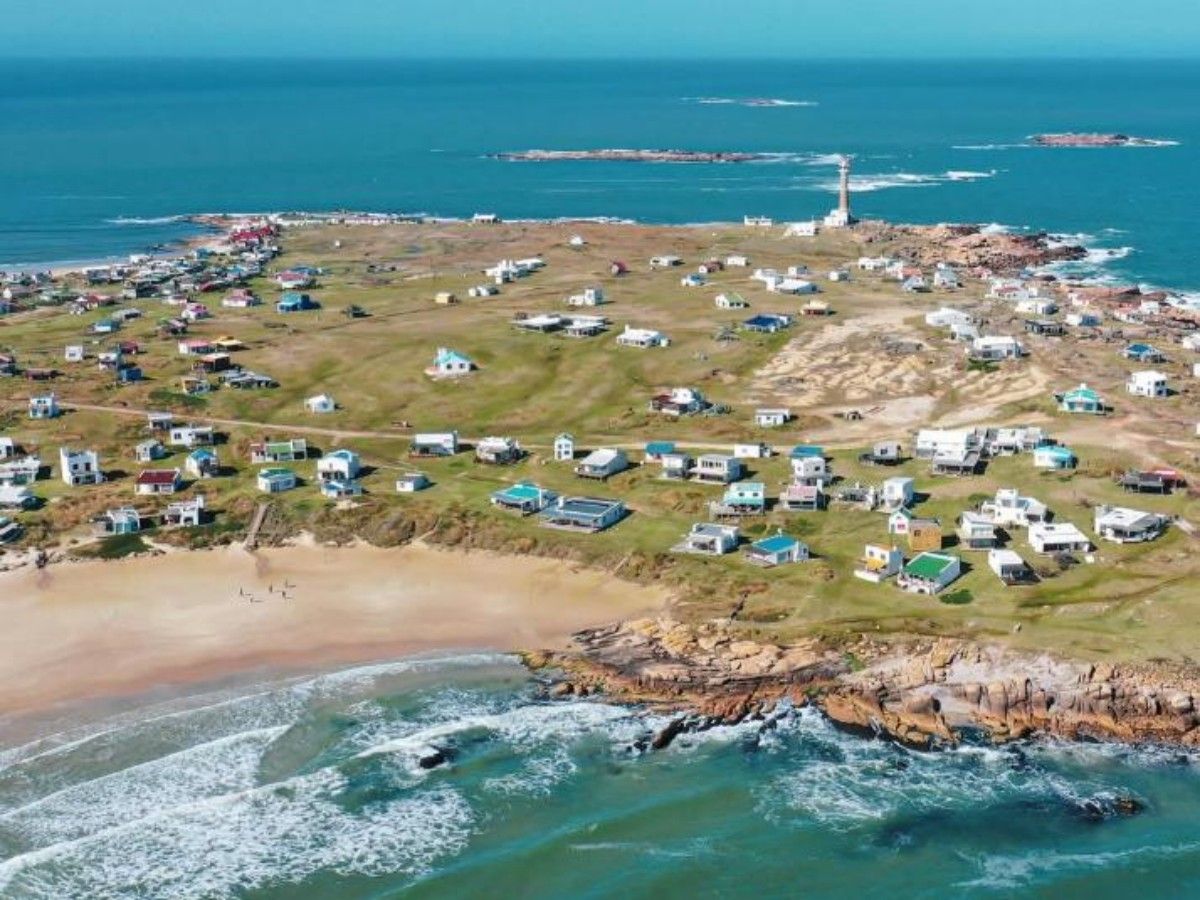 Learn how residents of Parque Nacional Cabo Polonio live without cars and electricity