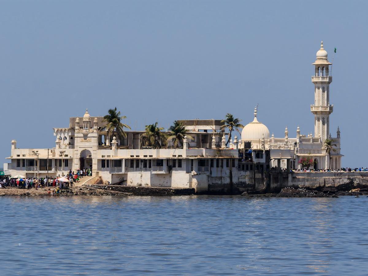 Wandering the world, tides rise and fall—strolling through Haji Ali Dargah