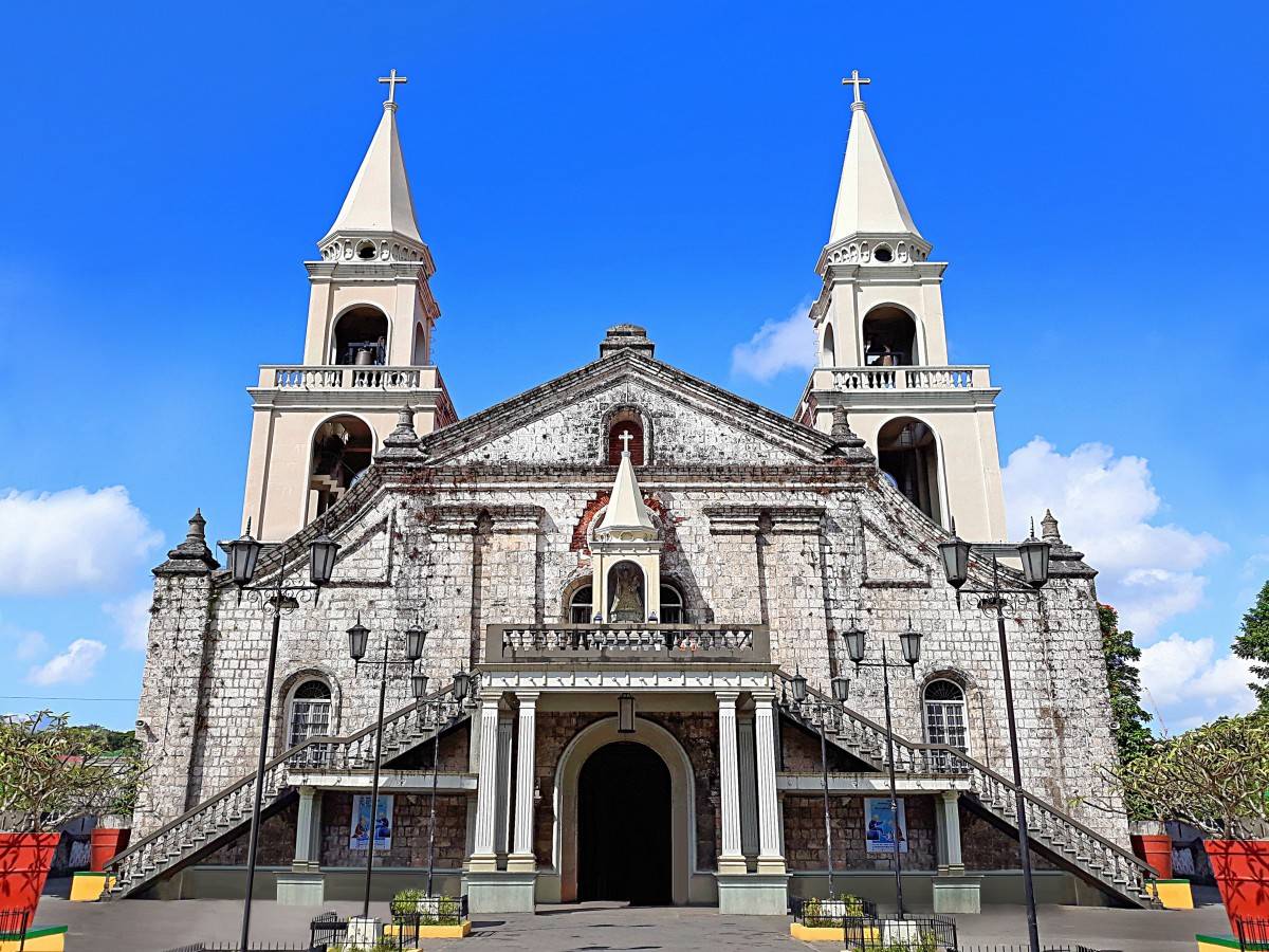 Do the beautiful stained glass windows in Jaro Cathedral tell a religious story?