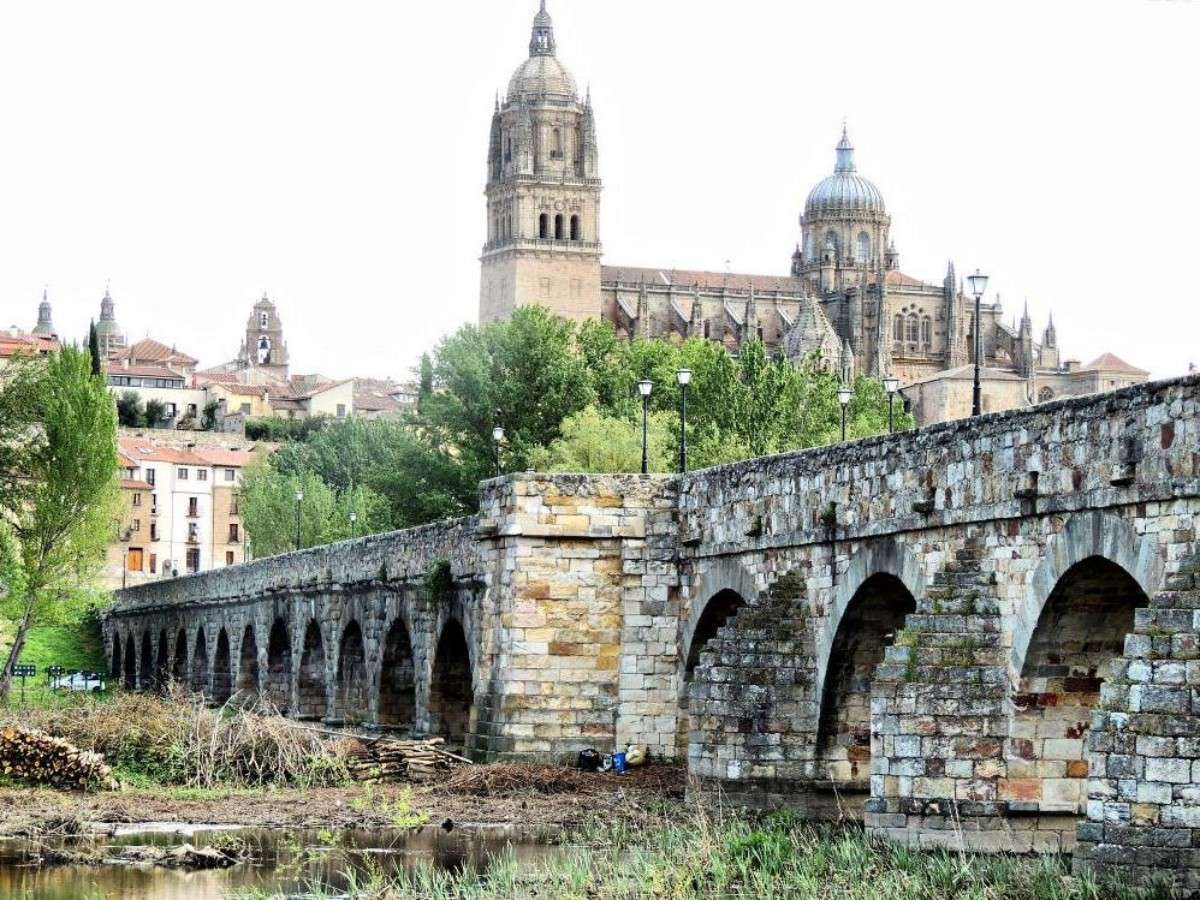 Guide to avoid pitfalls on the Roman Bridge: 5 major traps that trap 90% of tourists!
