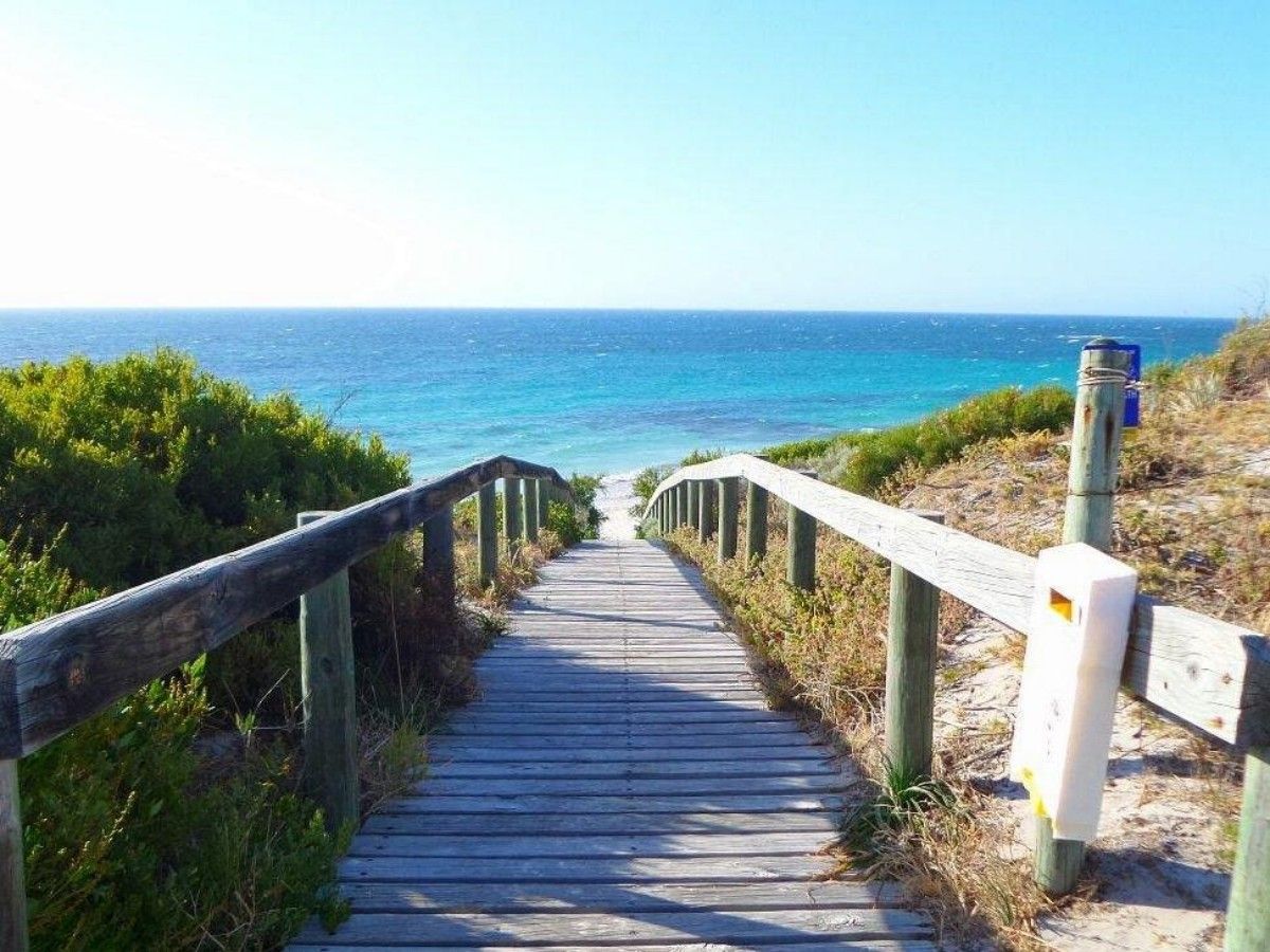 How can you enjoy Cottesloe Beach so that you can't just pass by?