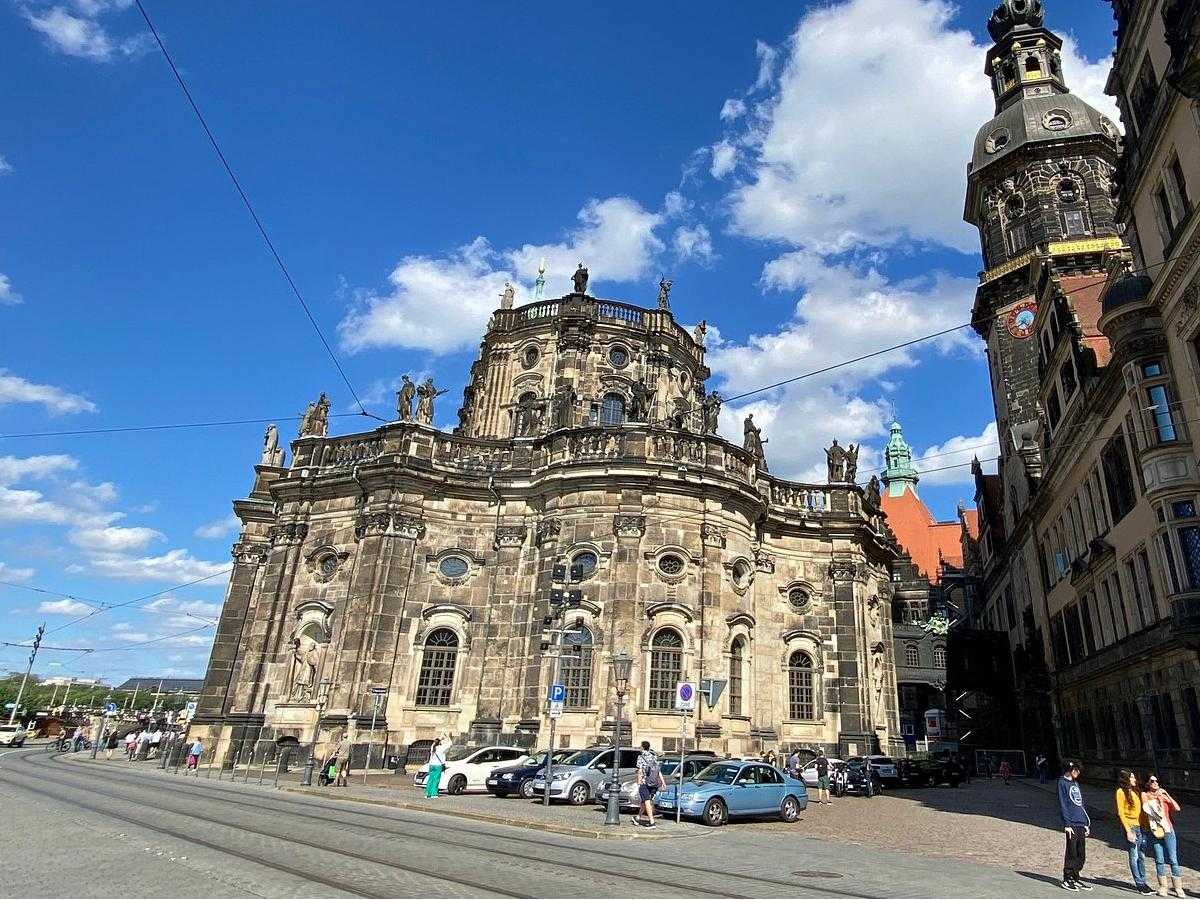 Semperoper: a timeless stage for brilliant and legendary performances