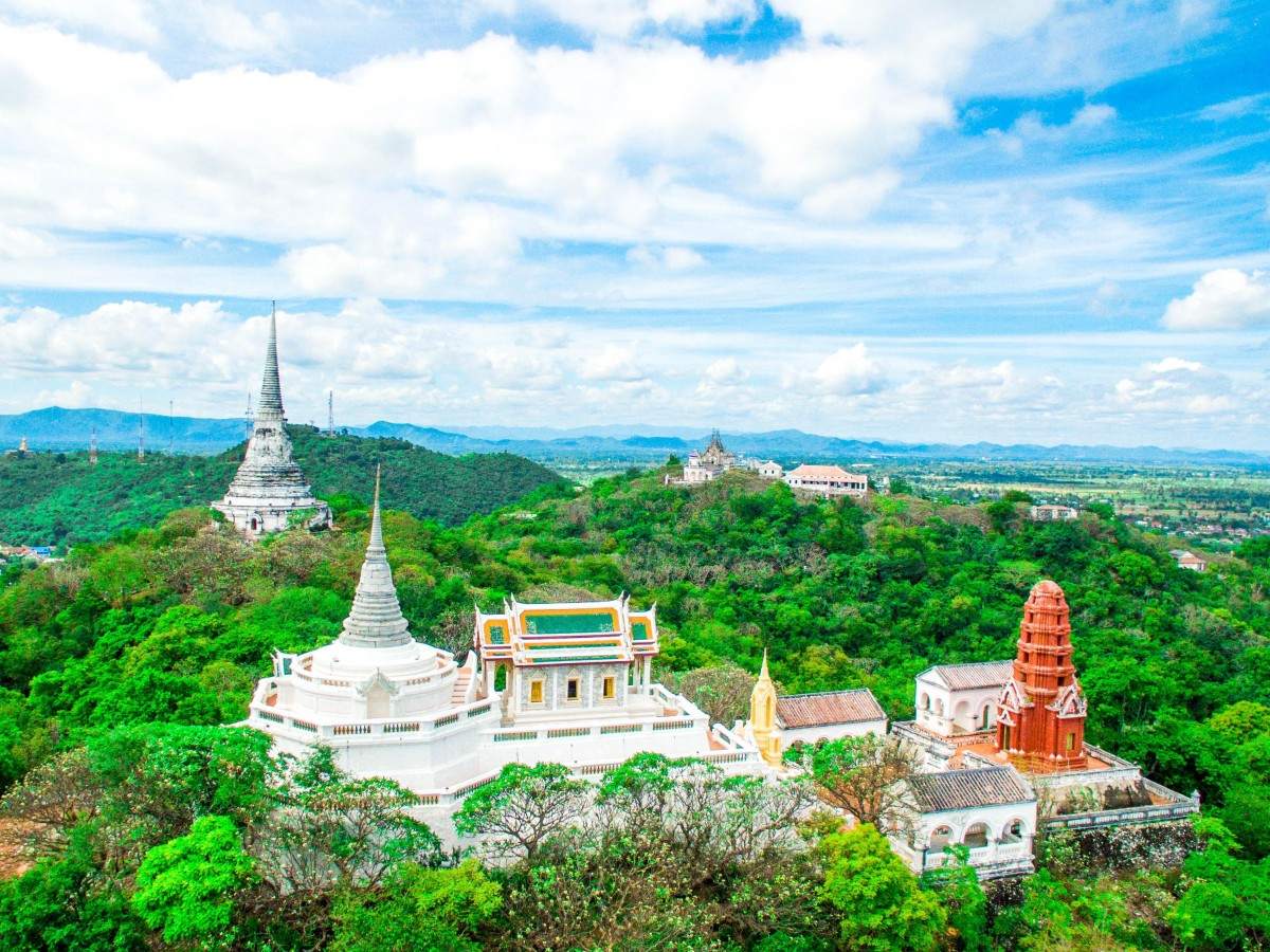 The Secret of Three Hills: A Unique Palace Experience Blending Thai, European, and Chinese Architecture
