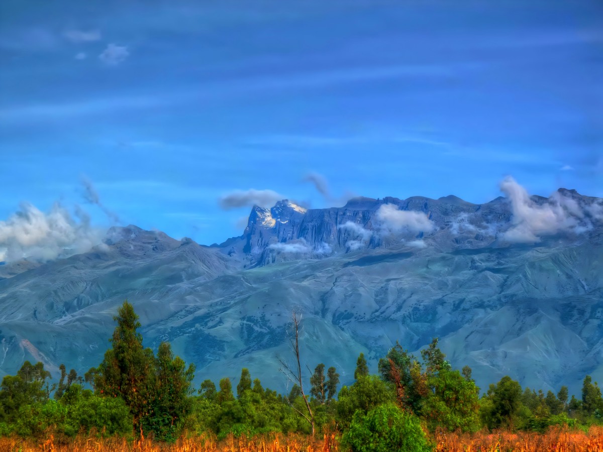A paradise for photography enthusiasts: Tunari's sea of ​​clouds, glaciers and grassland colors