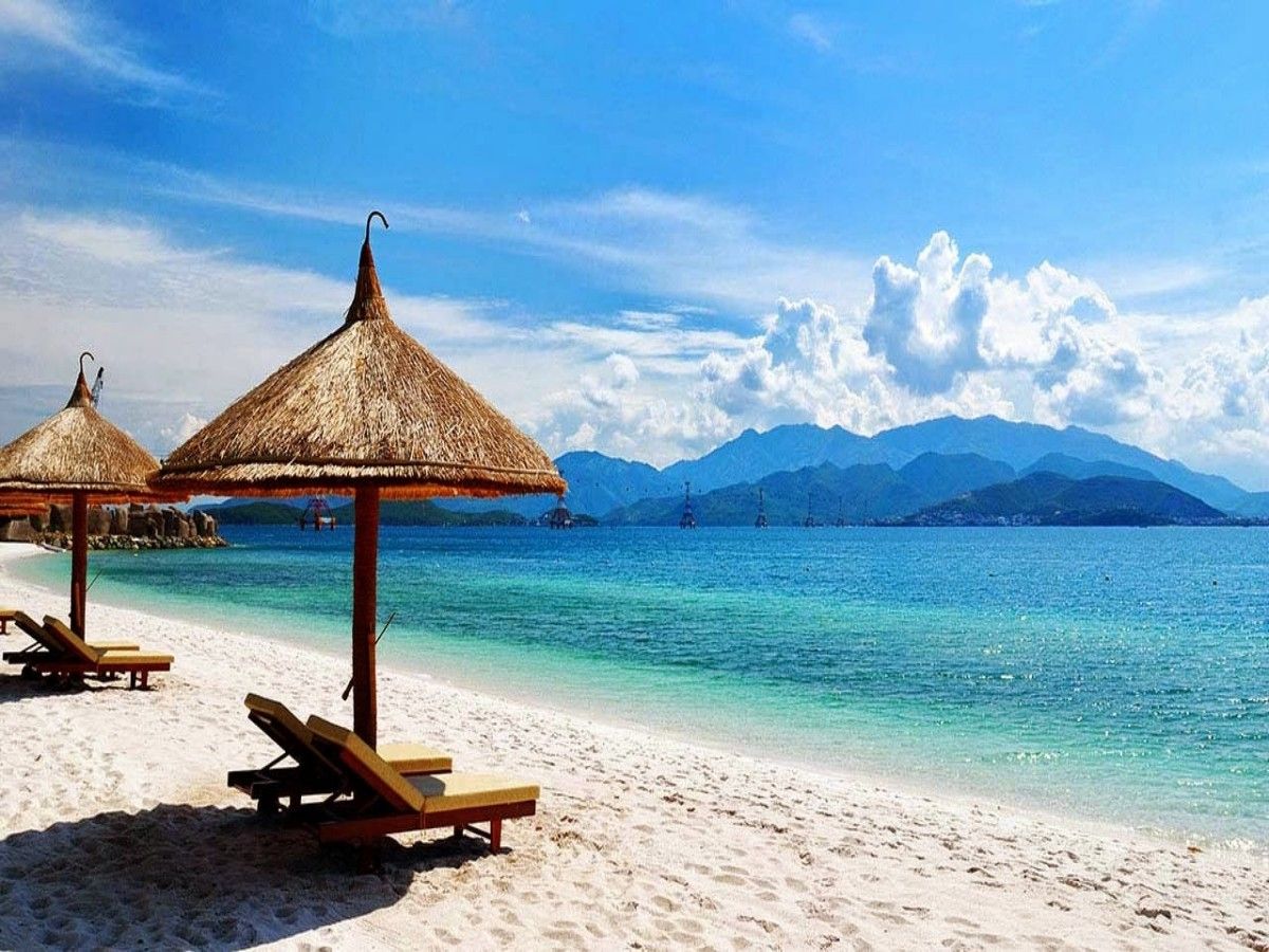 My Khe Beach romantic and leisurely experience: feel the sunbathing and the gentle sea breeze