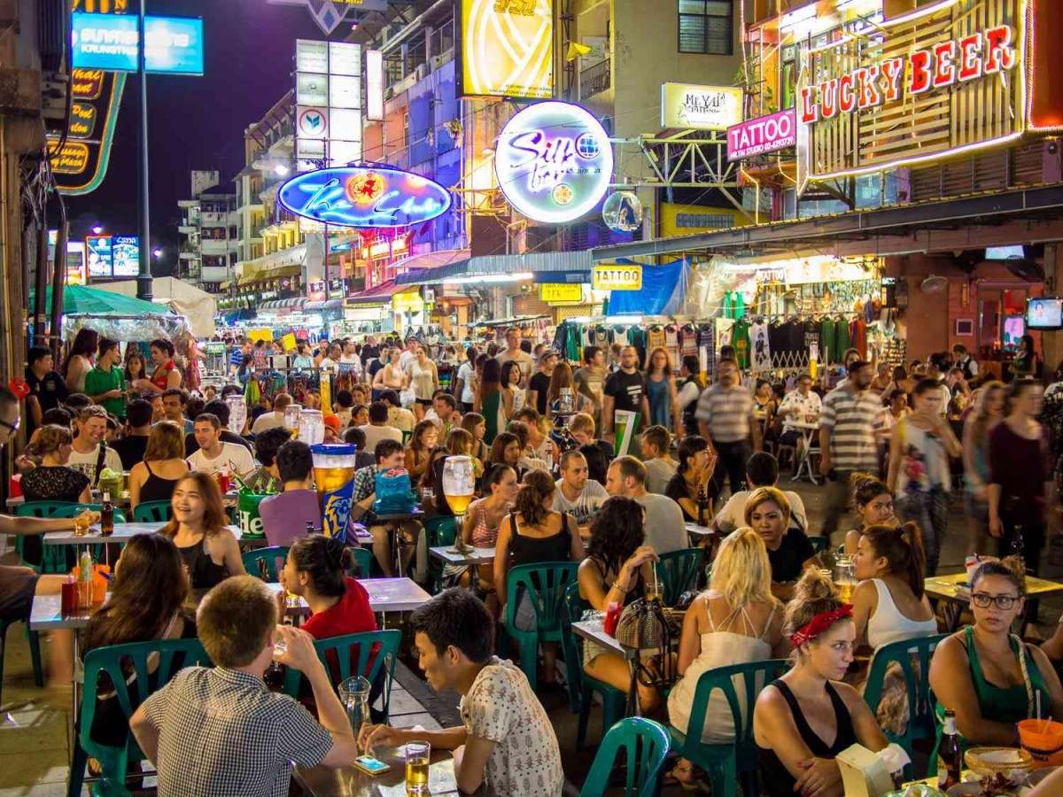 Khao San Road Money Saving Tips: How to Get Drunk, Eat, and Buy Souvenirs on 100 Thai Baht?