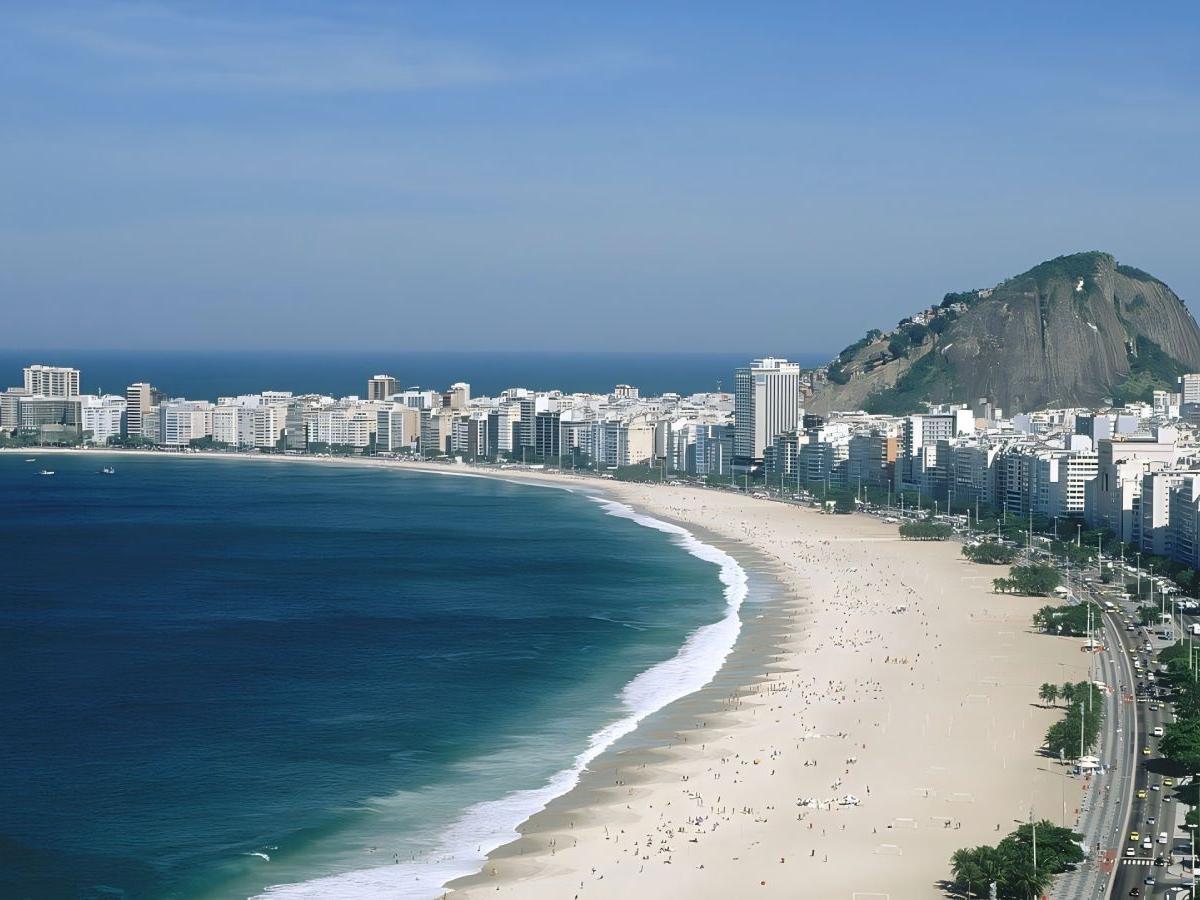 Copacabana Beach: the perfect stage for a tropical vacation
