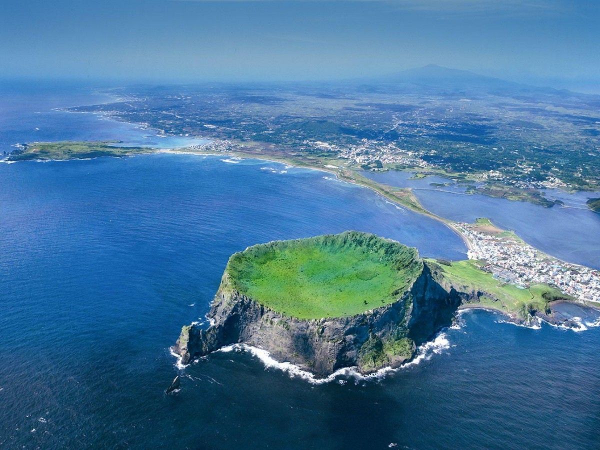 Jeju Island's unique landforms | Explore the charm of the volcanic island!