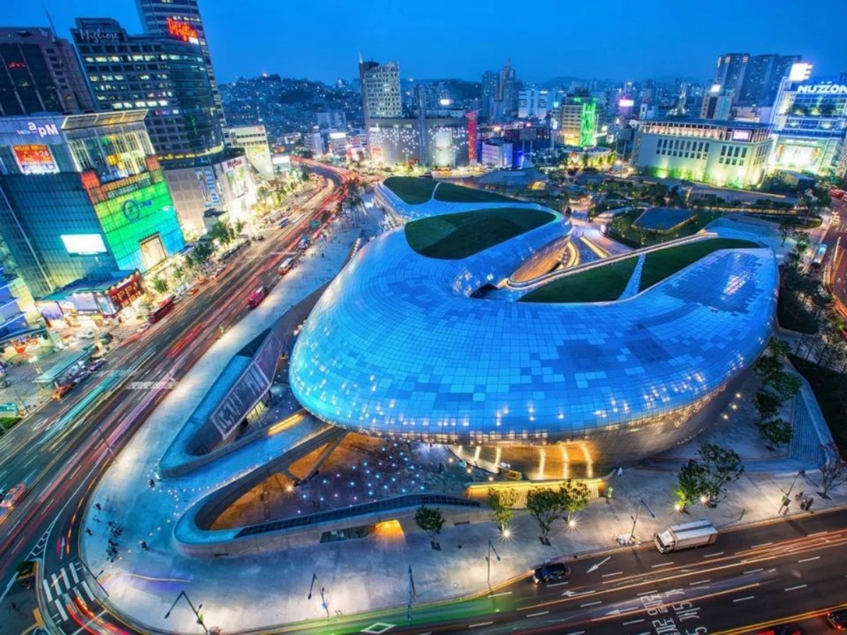 Modern during the day, more dreamy at night! The charming charm of Dongdaemun Design Plaza in Seoul