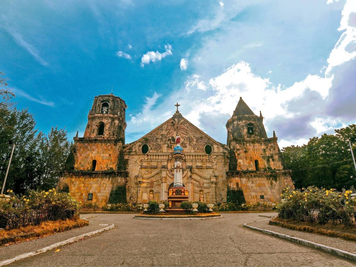 Centennial stone walls, golden ancient charm - the quiet charm of Miagao Church