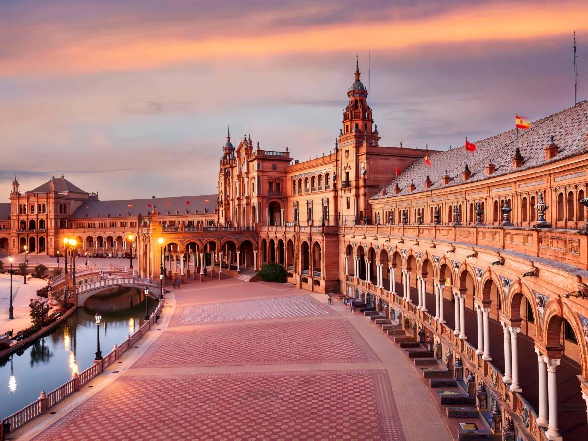 Spain Square: Seville's traditional and modern architecture in perfect harmony
