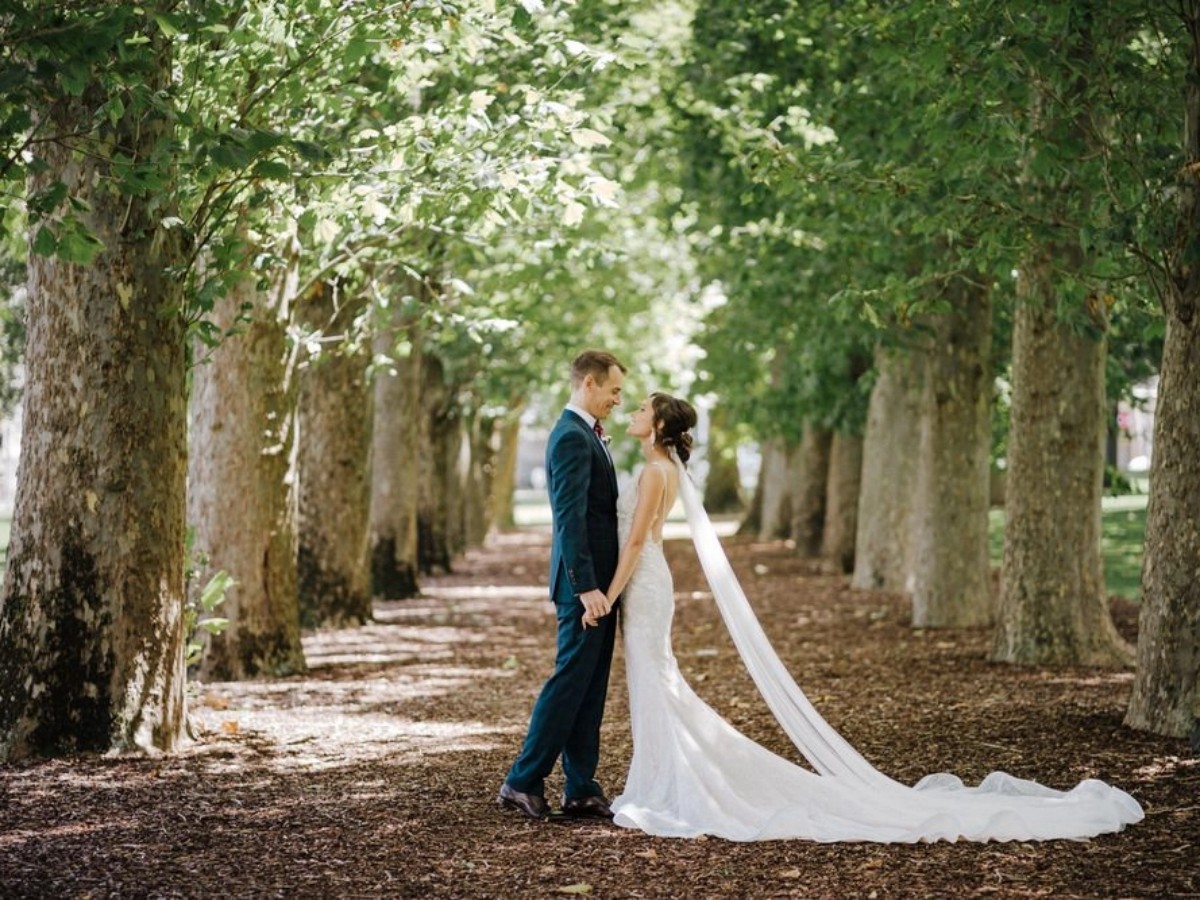 Take beautiful wedding photos in Fitzroy Gardens: record romantic moments!