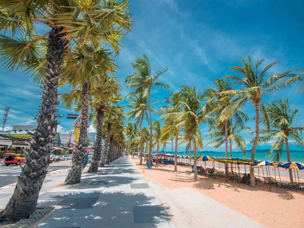 Pattaya Beach: Oriental Hawaii