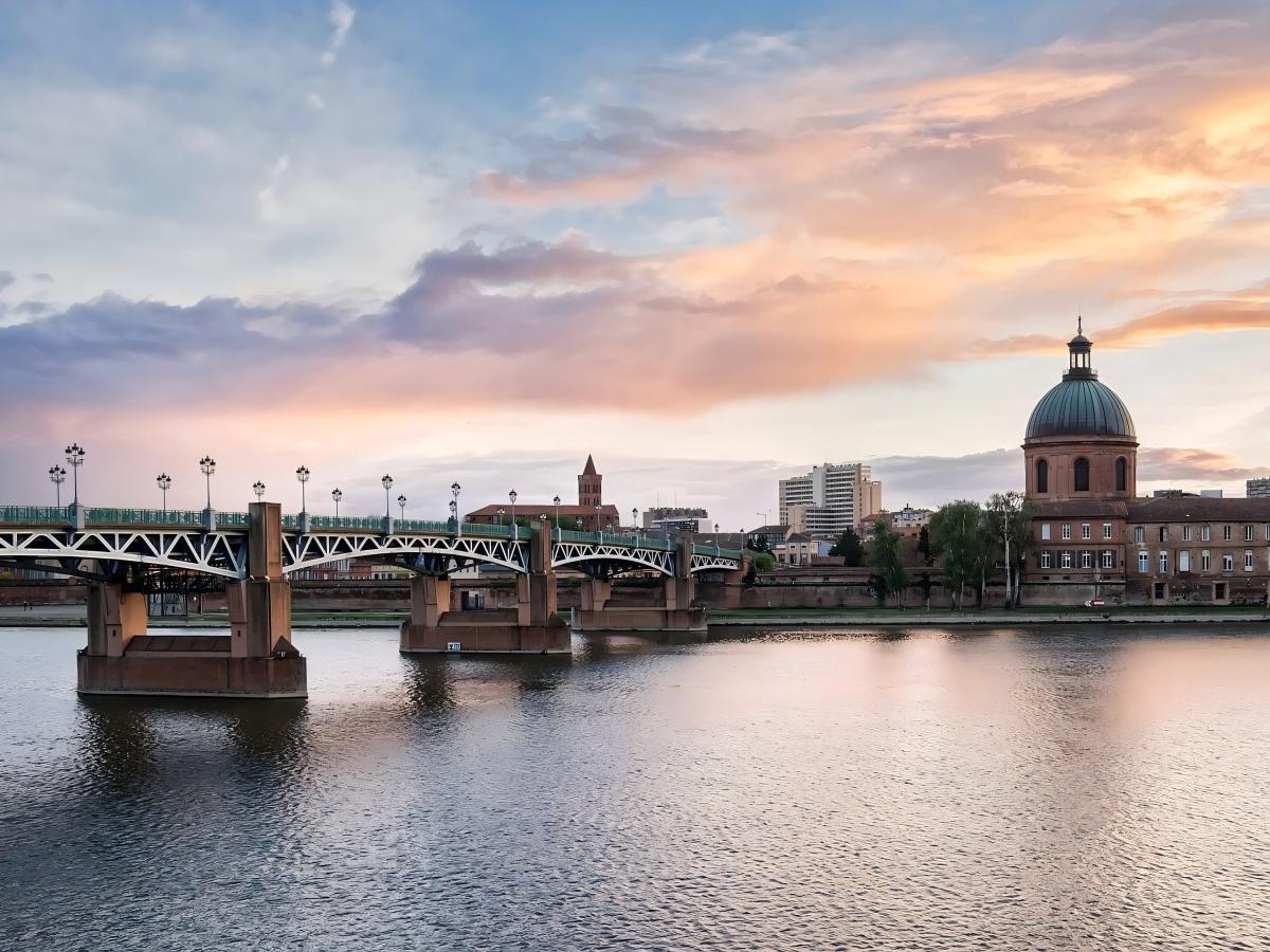If you want to go on a date, go to Garonne Riverside to get a sense of romance