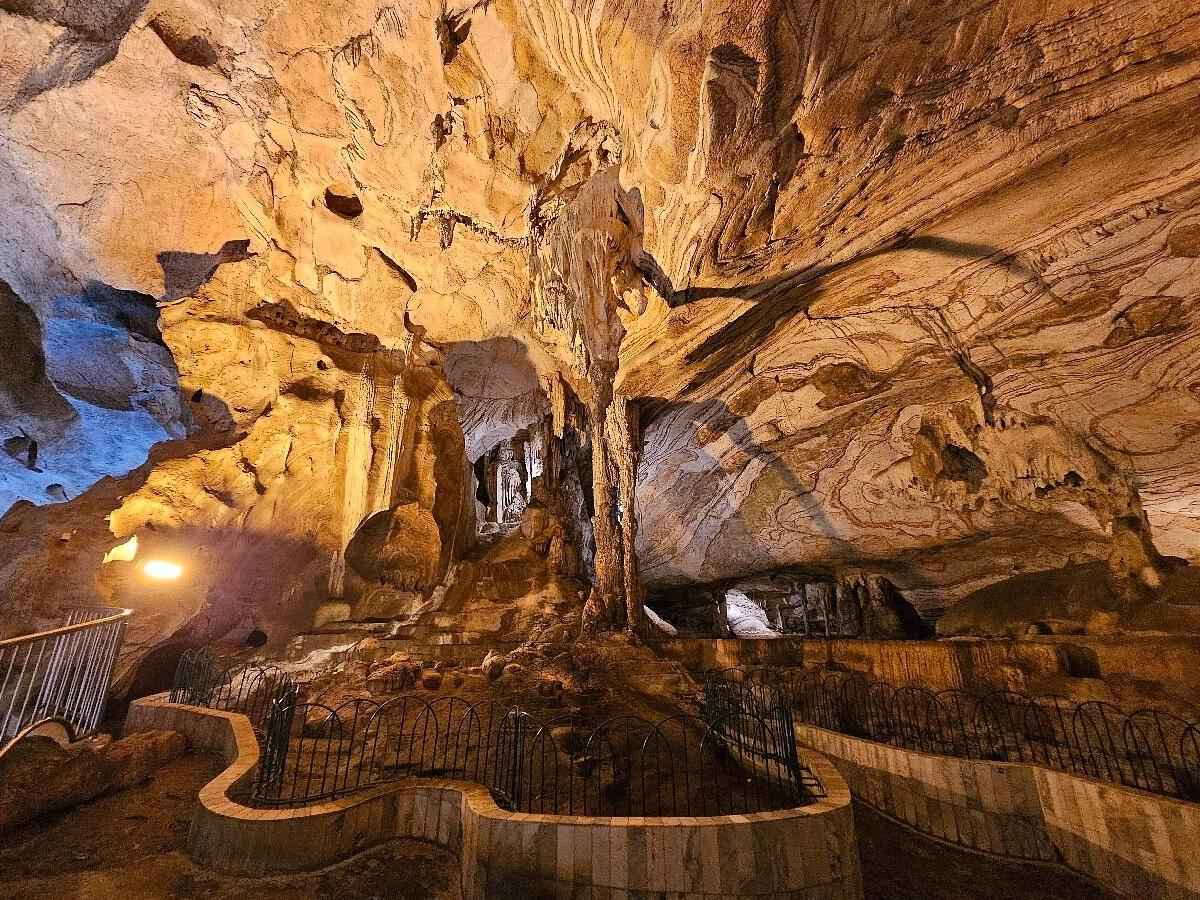 Nature's Masterpiece: Kek Lok Tong Cave Temple