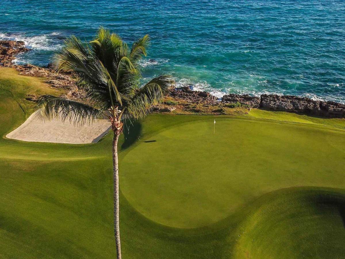 Golf equipment rental and dress code