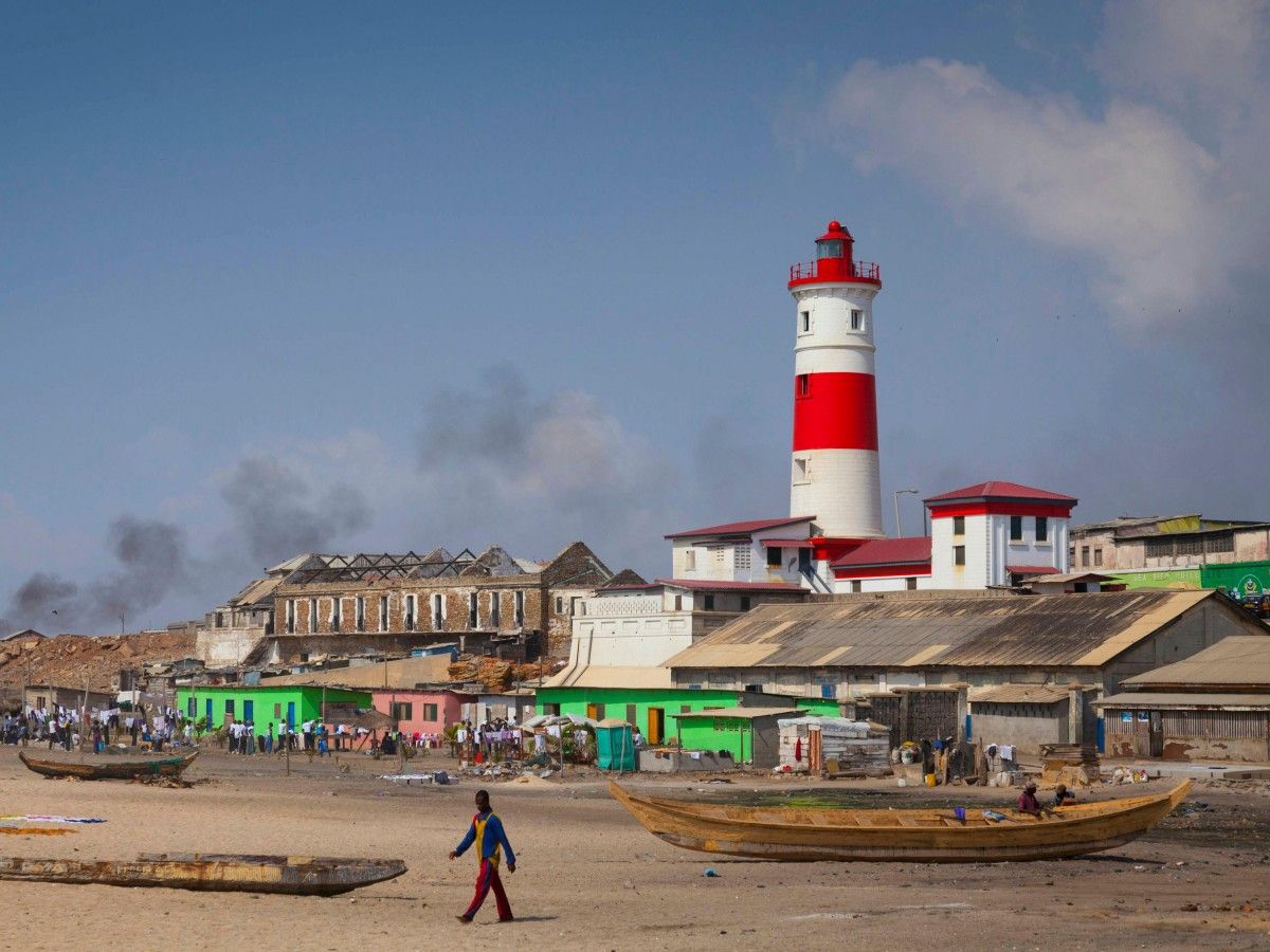 Enter the fireworks of life under the lighthouse