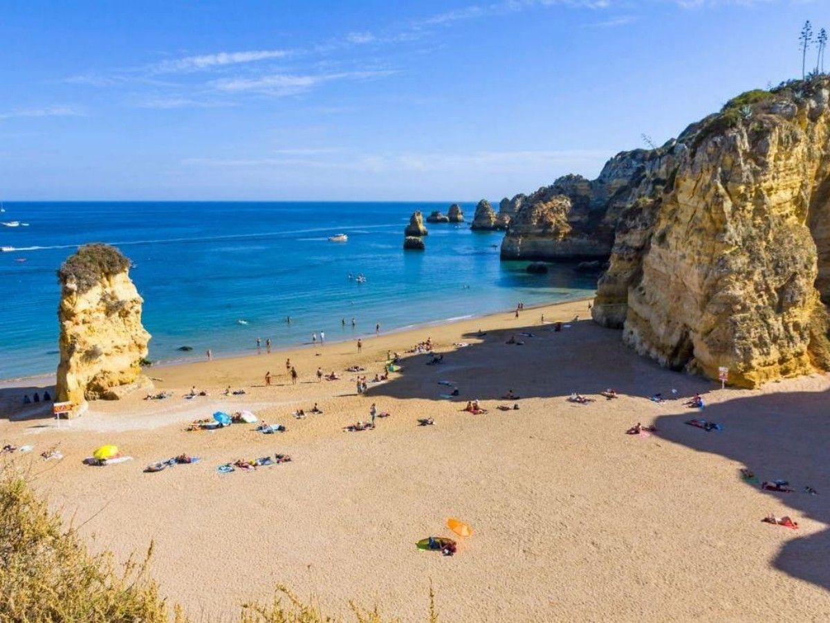 A beach wrapped in rocks, every corner is not in vain!
