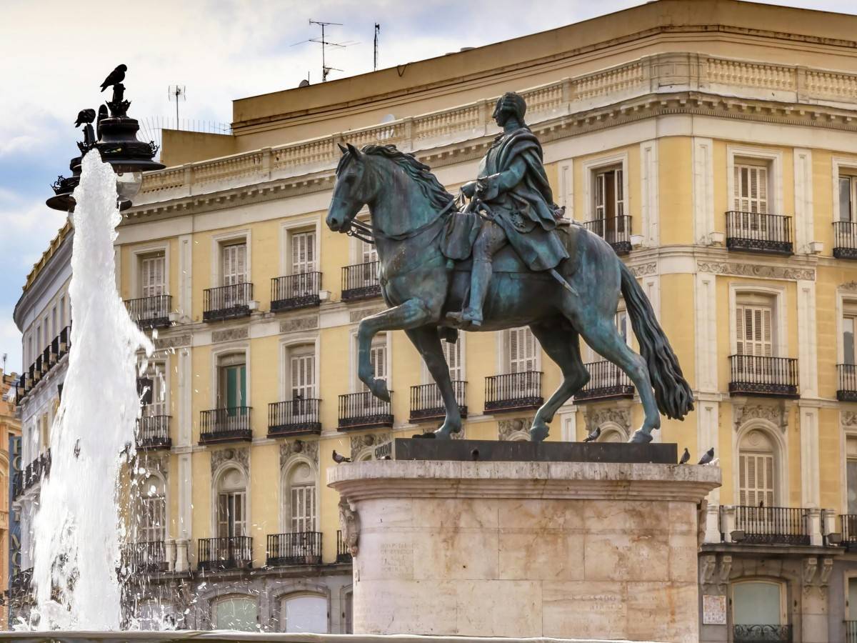 Explore the surroundings: The best way to play Puerta del Sol