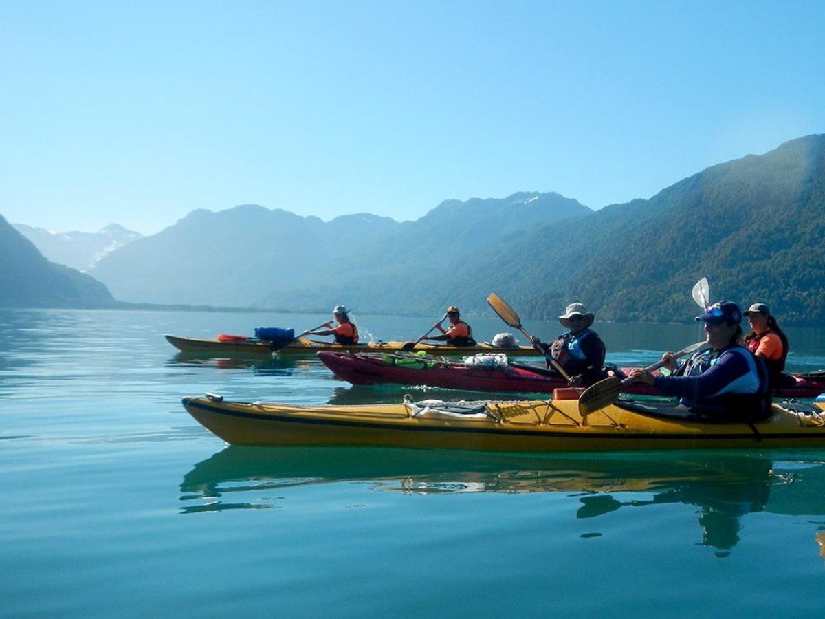 Rafting trip: ride the wind and waves, and immerse yourself in the scenery of lakes and mountains