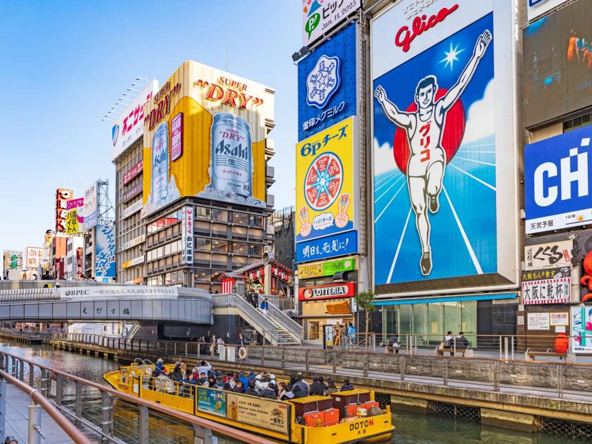 Shopping paradise at night: a wide range of shops