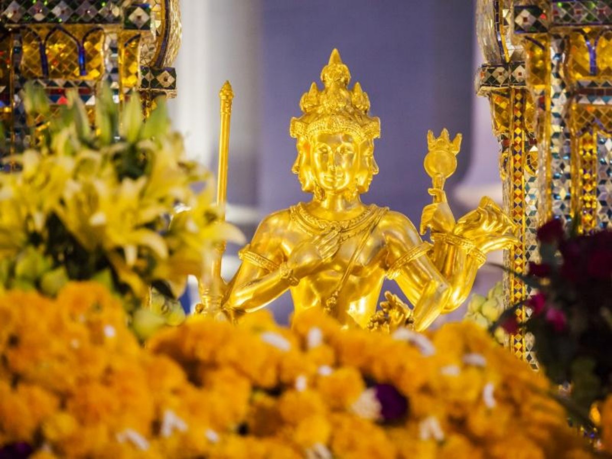 The symbolic meaning of offerings: How does the Four-Faced Buddha accept your blessings?