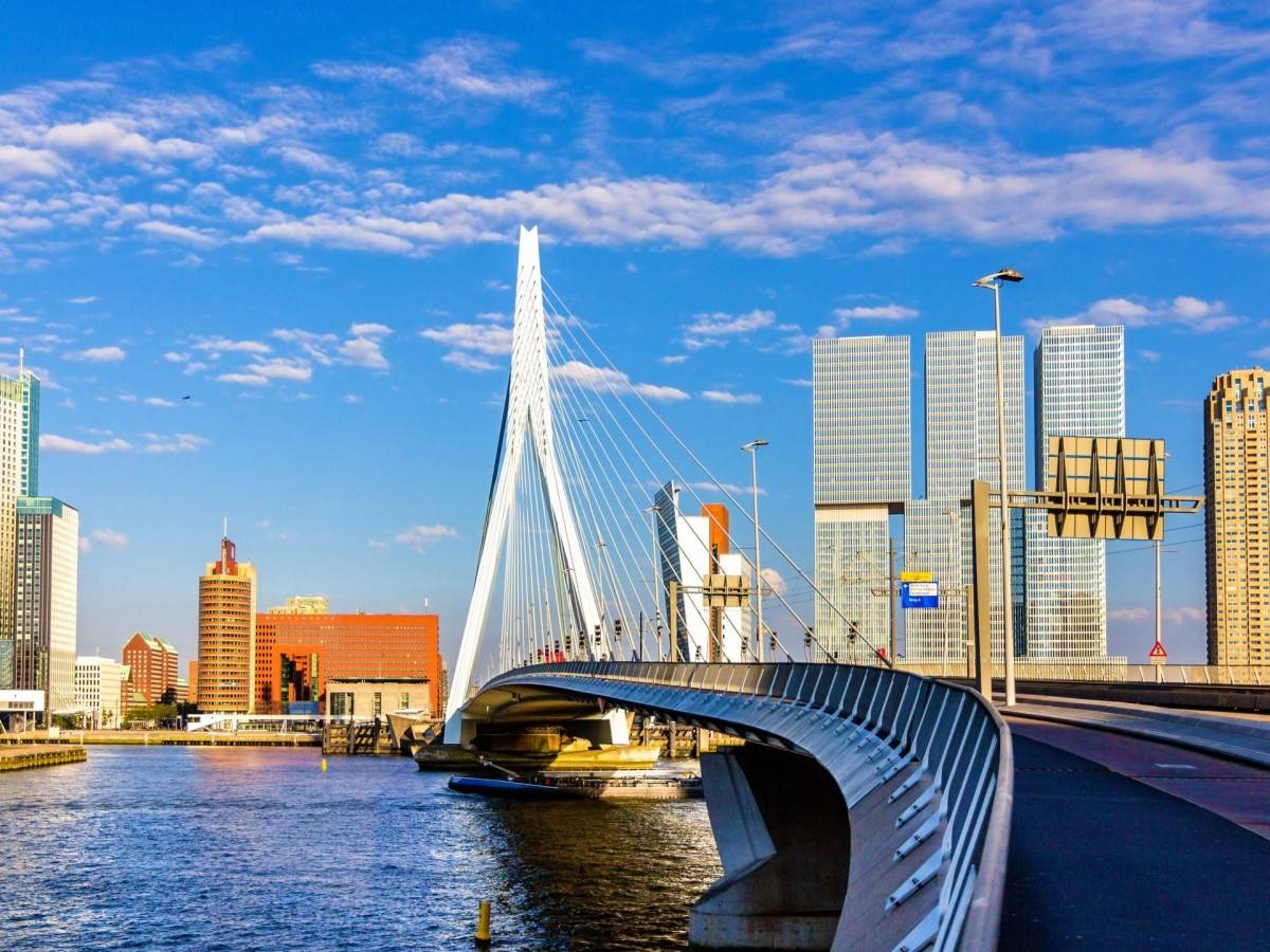 Innovative vertical swing bascule bridge design