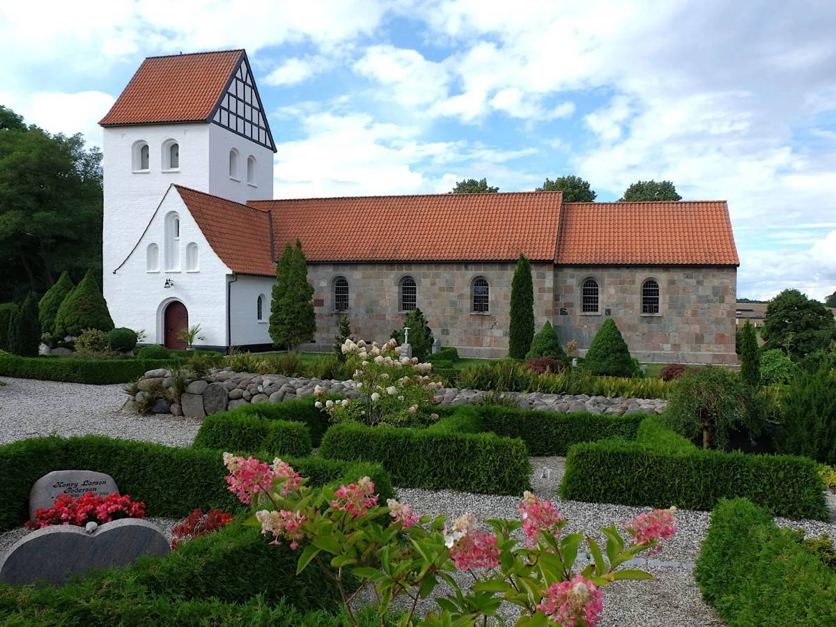 Whisper in silence: life stories told by cemeteries and churches