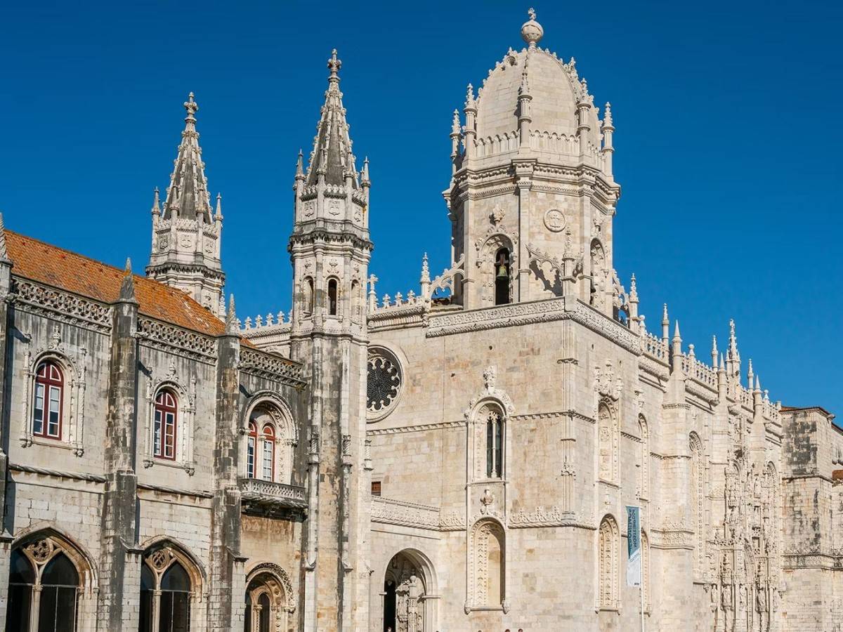 Explore the historical legend of Jerónimos Monastery