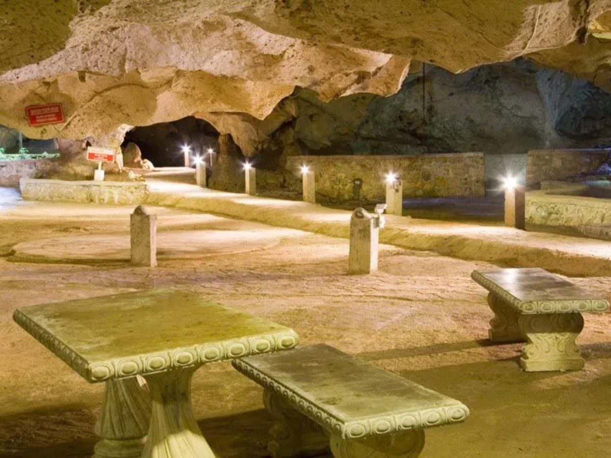 5. Not just a cave: the surrounding town style and food experience
