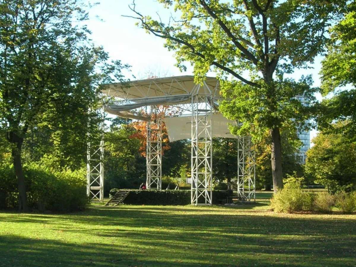 The meaning of "singing trees": not only art, but also memory