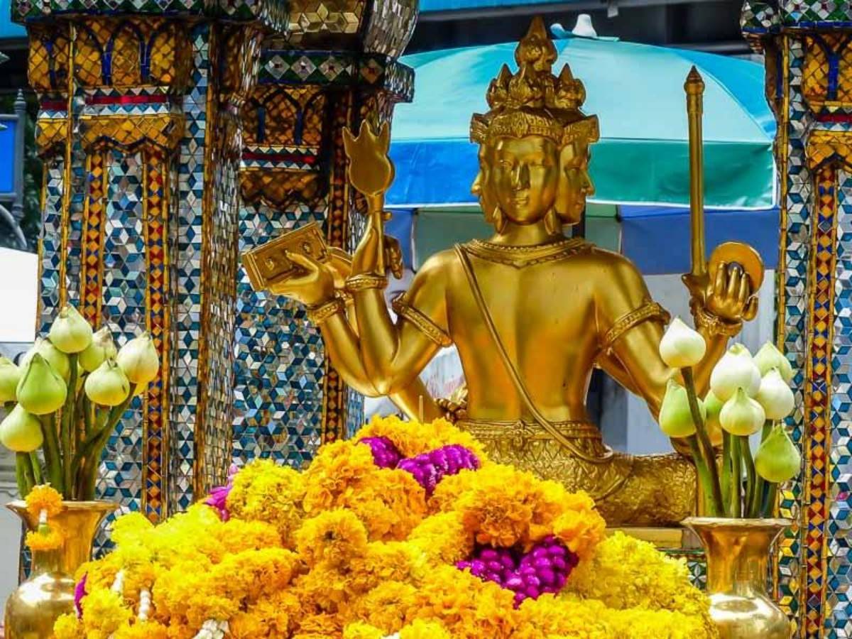 The origin of Erawan Shrine - a sacred altar full of mysterious power