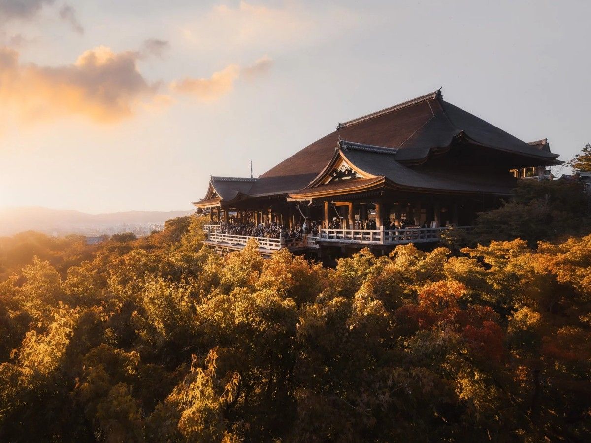 Overlooking the Kiyomizu Stage and the beautiful scenery of Kyoto