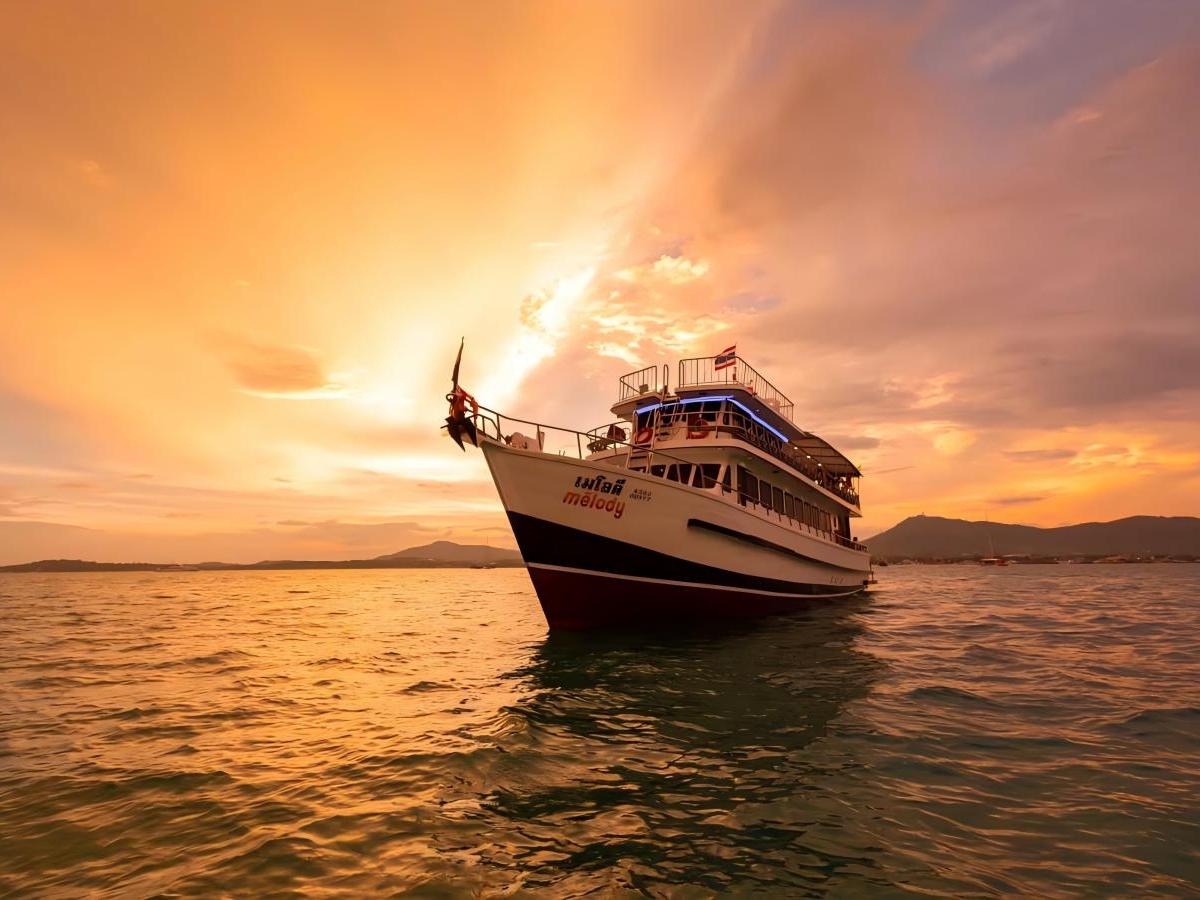 Sunset sailing trip: romantic time at sea