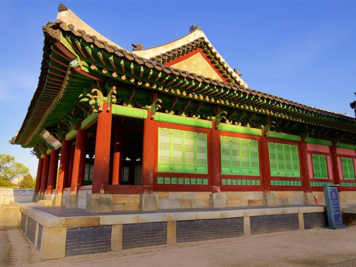 Architectural Style: Simple but not Kingly