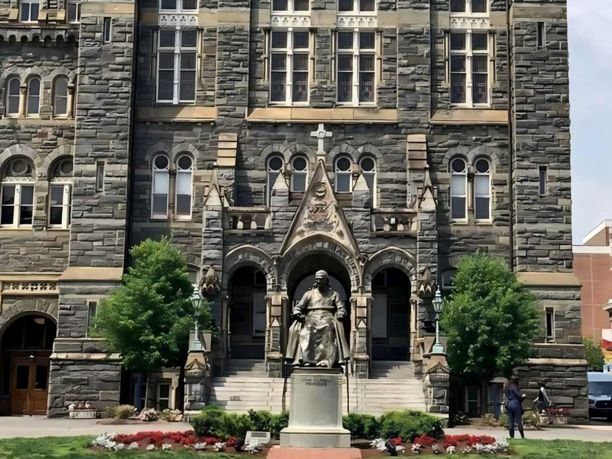 Morning: History Tour - Visit Georgetown's Monuments
