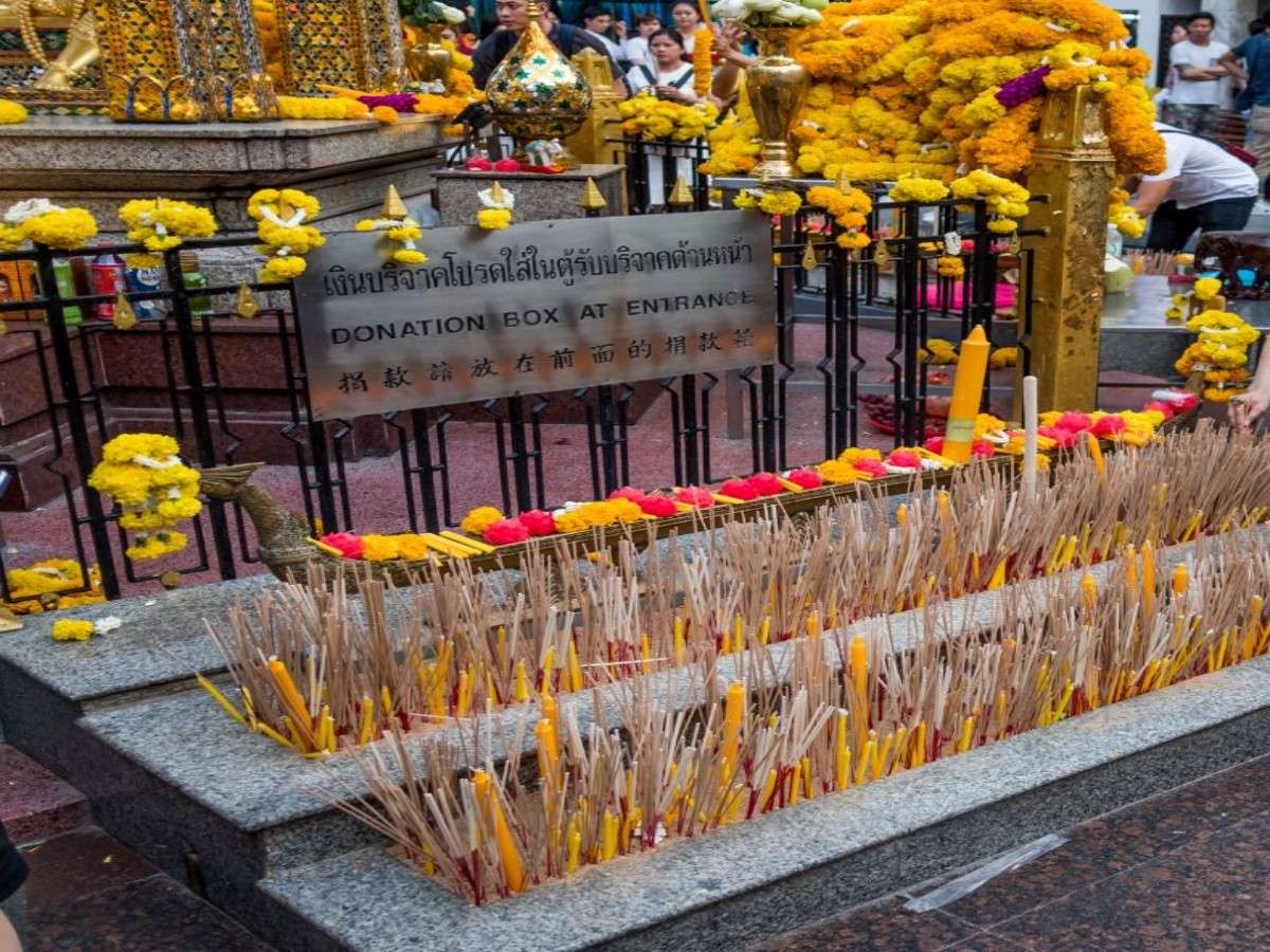 Offering incense sticks: connect with the gods and let your wishes reach the heavens!