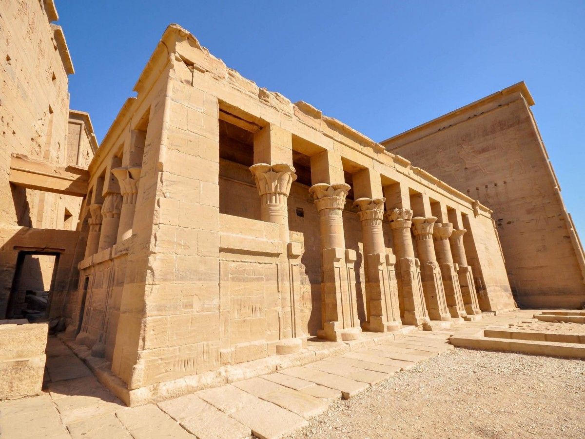 Architectural wonders: artistic masterpieces under the cliffs